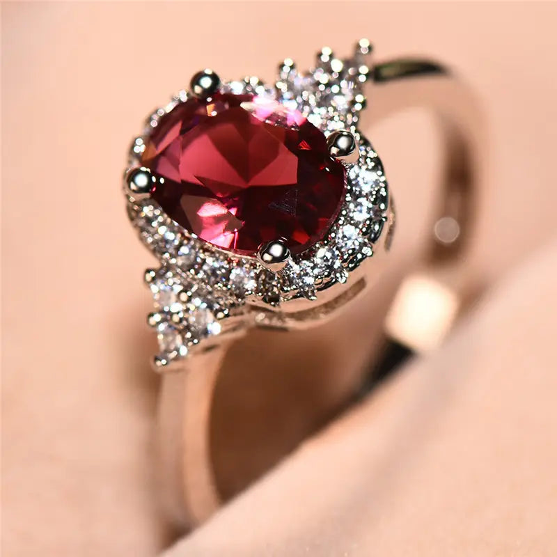 Anel Oval Vermelho com Orla e Triângulos de Pedrinhas