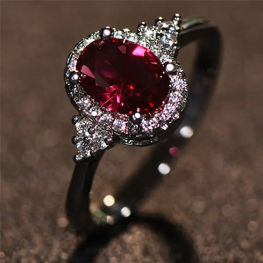 Anel Oval Vermelho com Orla e Triângulos de Pedrinhas