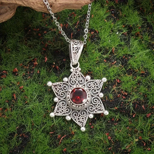 Colar Estrela de Filigrana com Pedra Vermelha