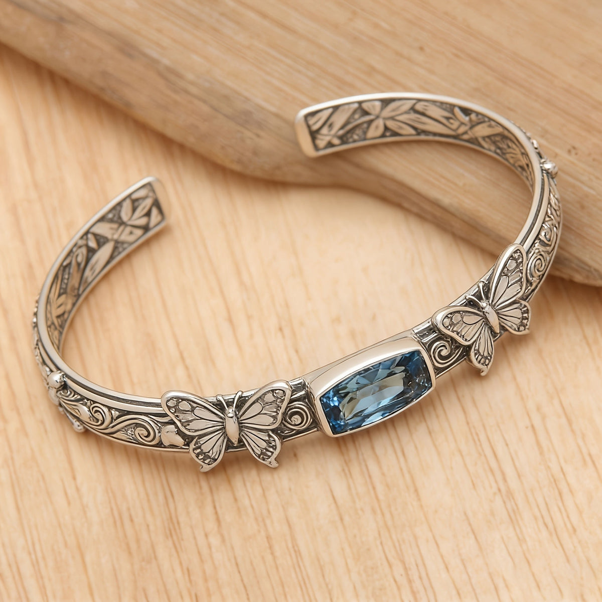 Pulseira Rígida Aberta Borboletas e Pedra Azul-Clara