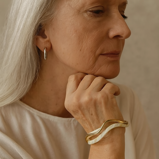 Pulseira Rígida Aberta Onda com Faixa Leitosa