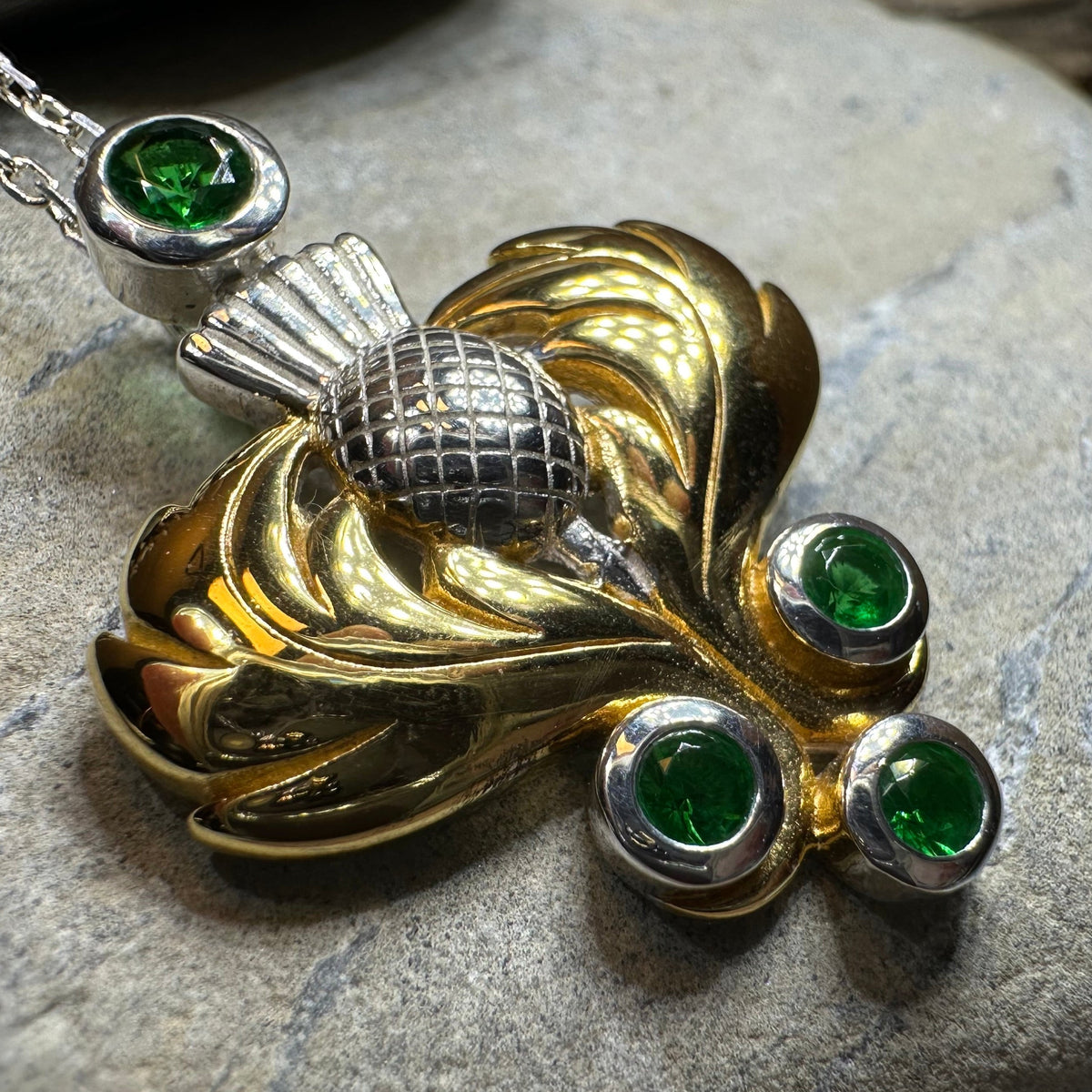Colar Cardo Bicolor com Quatro Pedras Verdes