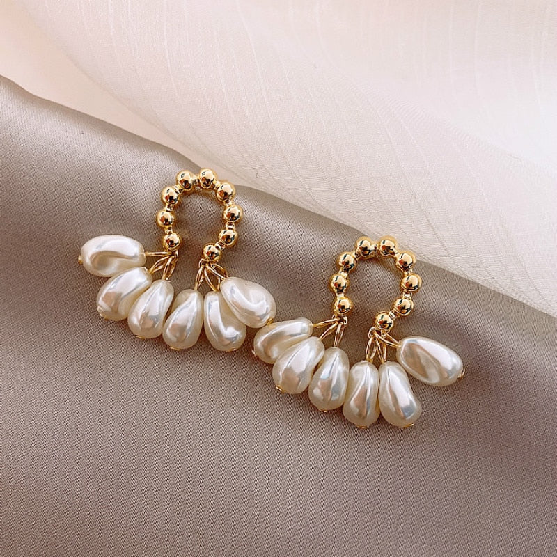 Brincos Arco de Bolinhas com Seis Pérolas