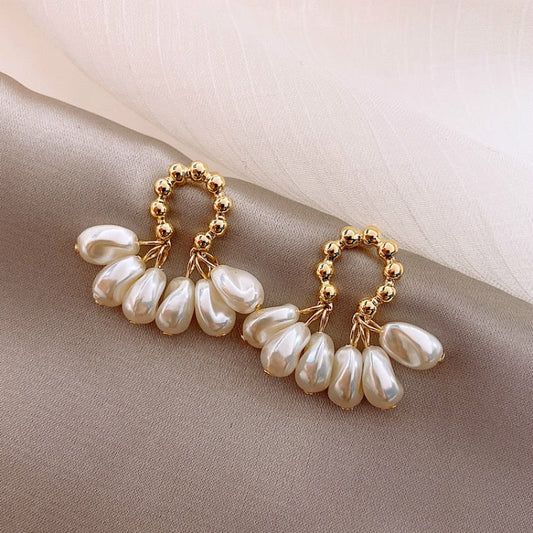 Brincos Arco de Bolinhas com Seis Pérolas