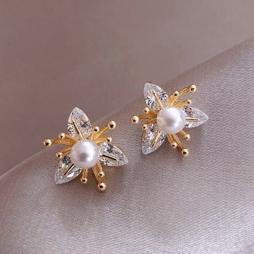 Brincos Flor de Três Pedras com Pérola