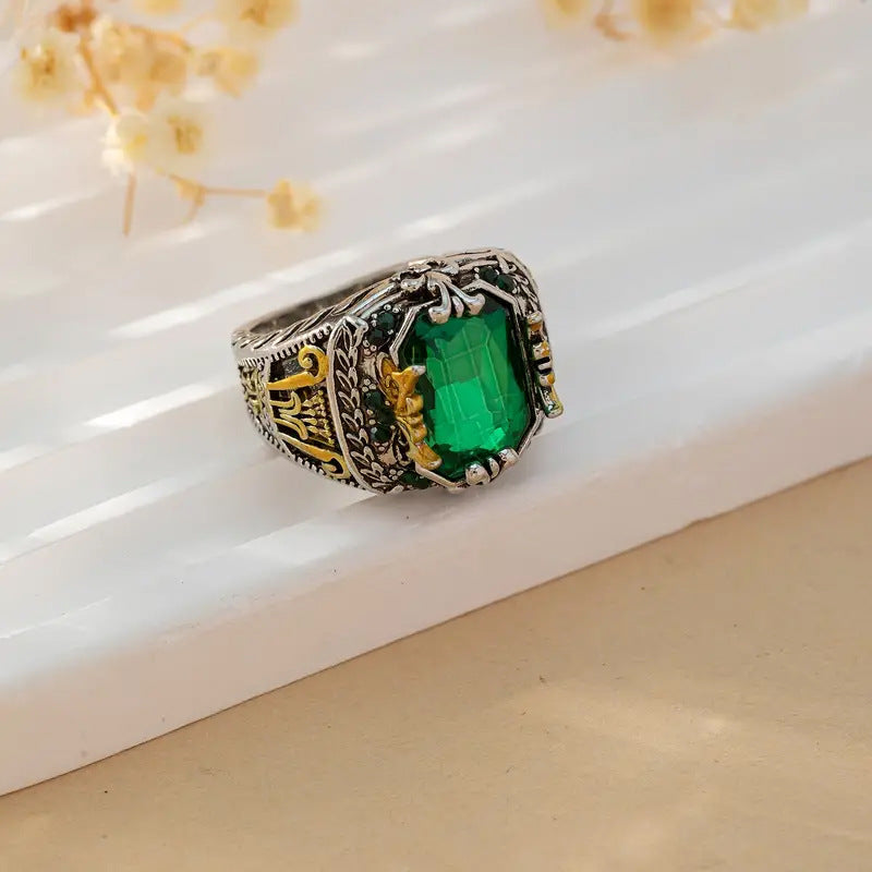 Anel Largo Bicolor com Flor-de-Lis e Pedra Verde