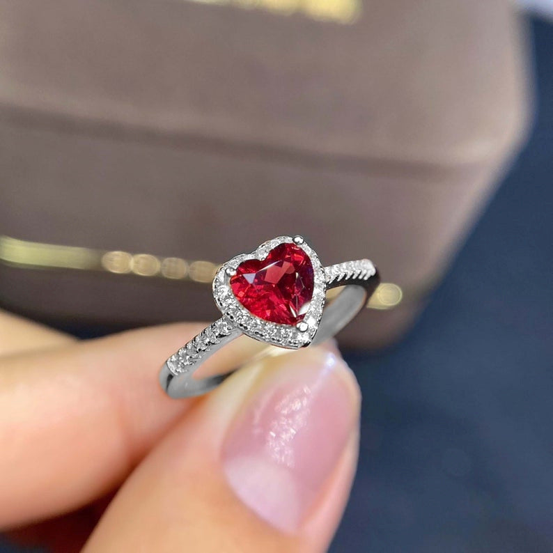 Anel Coração Vermelho com Orla e Aro de Pedrinhas