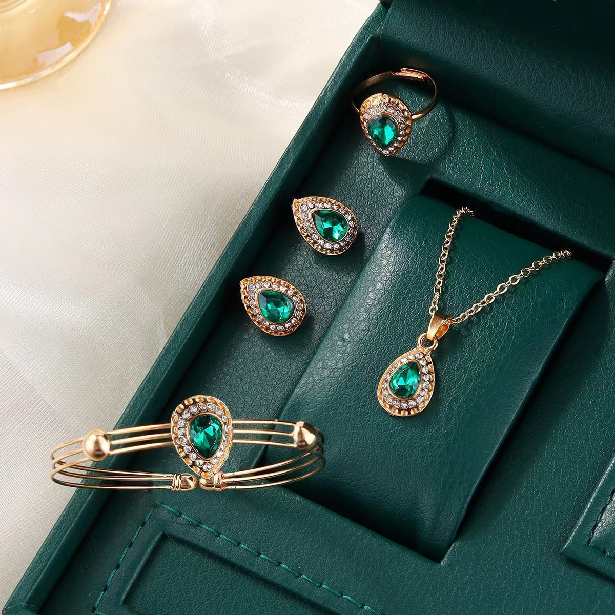Conjunto Gotas Verdes com Pulseira de Três Fios