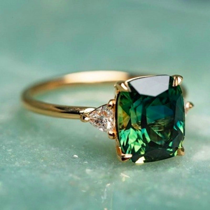 Anel Quadrado Verde com Dois Triângulos
