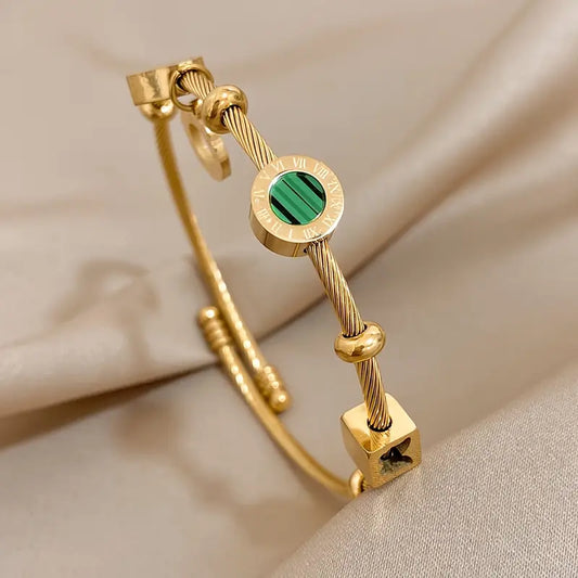 Pulseira Rígida de Cabo com Berloques e Pedra Verde