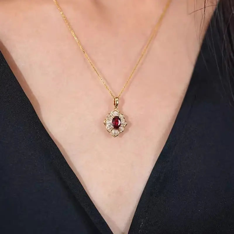 Colar Flor de Baguetes com Pedra Vermelho-Escura