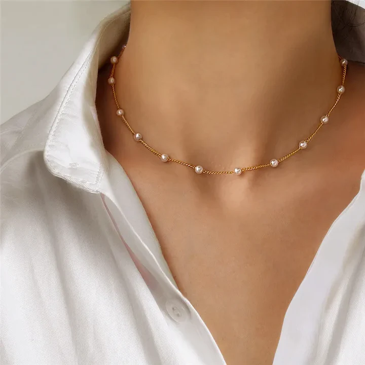 Colar Curto de Pérolas Espaçadas com Extensor