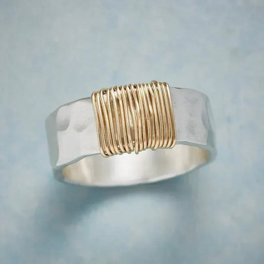 Anel Atado com Fio Dourado