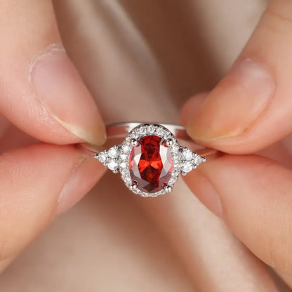 Anel Oval Vermelho com Orla e Triângulos de Pedrinhas