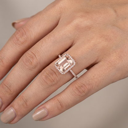 Anel Rectangular Cor de Pêssego com Orla de Pedrinhas