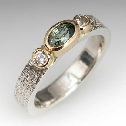 Anel Oval Verde com Aro Texturado
