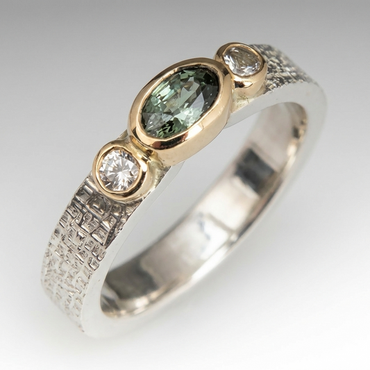 Anel Oval Verde com Aro Texturado