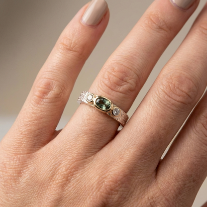 Anel Oval Verde com Aro Texturado