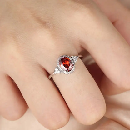 Anel Oval Vermelho com Orla e Triângulos de Pedrinhas