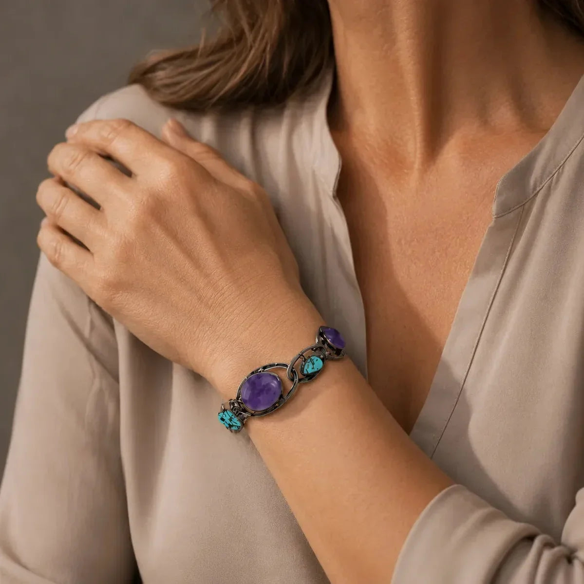 Pulseira Rígida Aberta com Pedra Roxa Oval