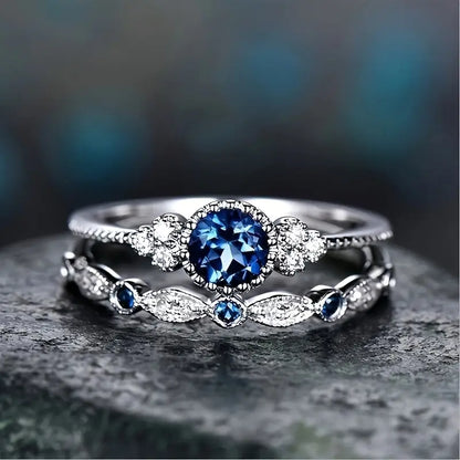 Conjunto Dois Anéis Pedra Azul-Escura e Navetes