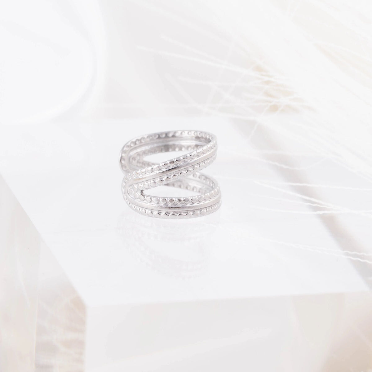 Ear Cuff Cruzado Pontilhado
