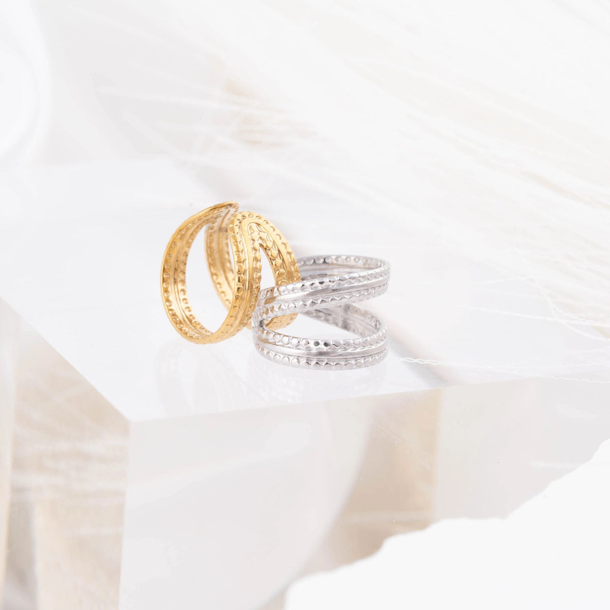 Ear Cuff Cruzado Pontilhado