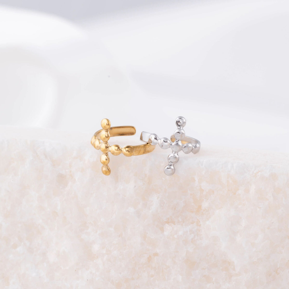 Ear Cuff Cruz de Bolinhas