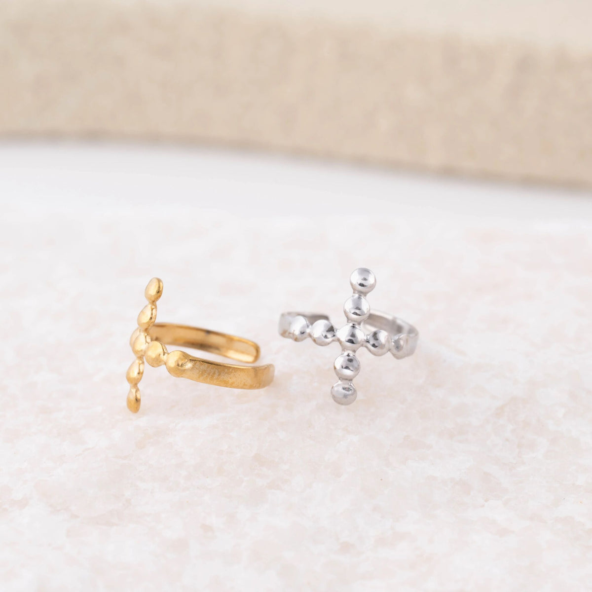 Ear Cuff Cruz de Bolinhas
