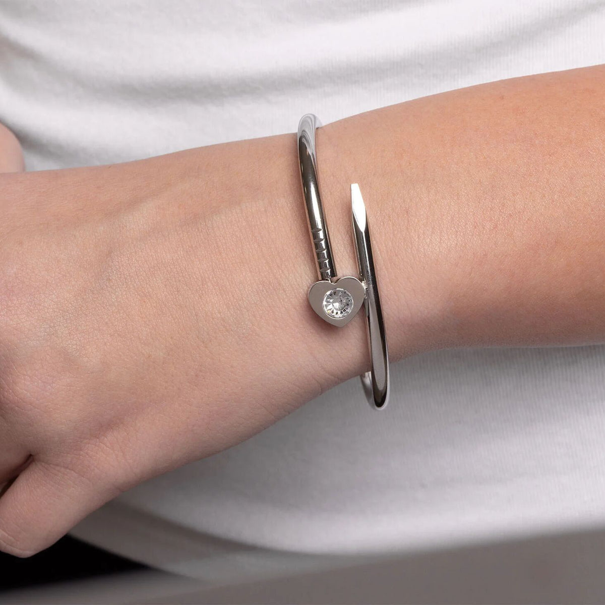 Pulseira Rígida Prego com Coração