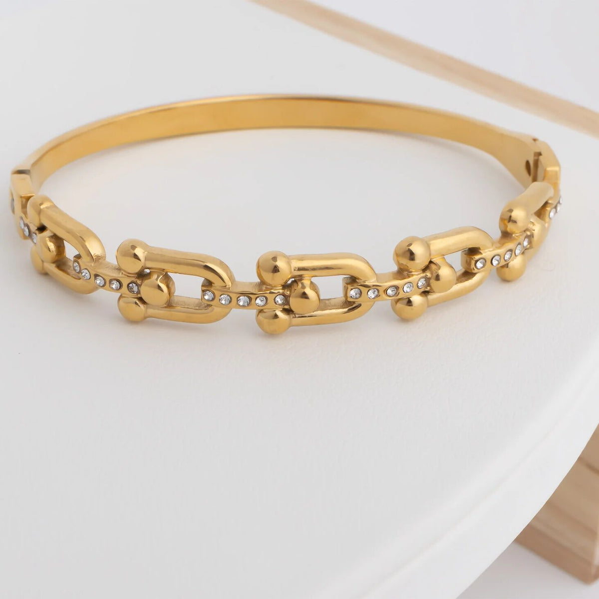 Pulseira Rígida Elos de Manilha com Pedrinhas
