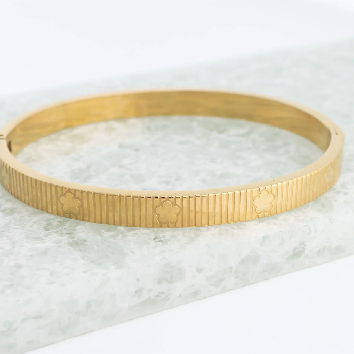 Pulseira Rígida Canelada com Flores