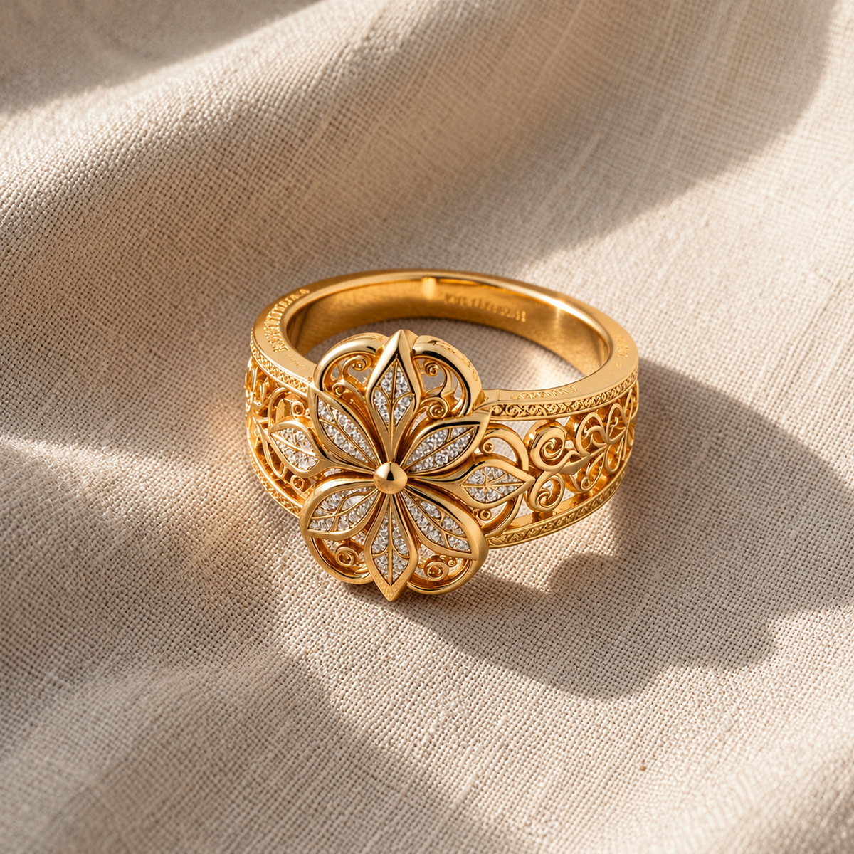 Anel Flor de Pedrinhas com Aro Rendado