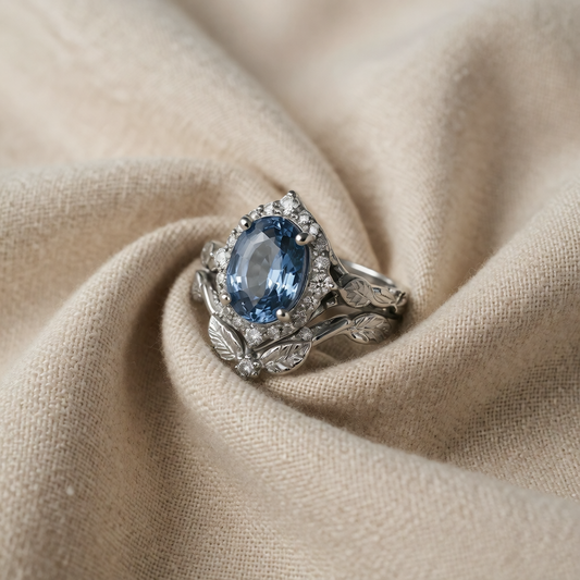 Anel Oval Azul-Claro com Folhas Prateadas