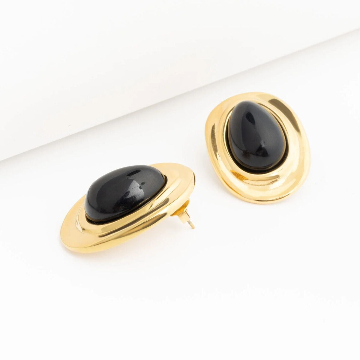 Brincos Ovais com Esmalte Preto