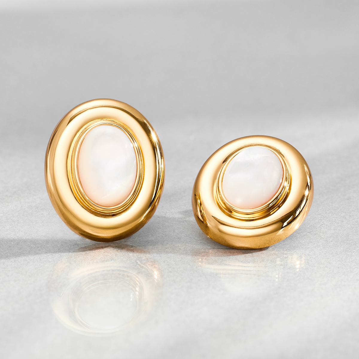 Brincos Oval Dourado com Centro Nacarado