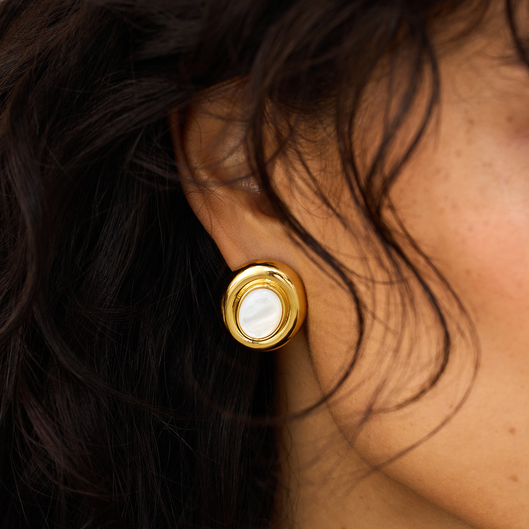 Brincos Oval Dourado com Centro Nacarado
