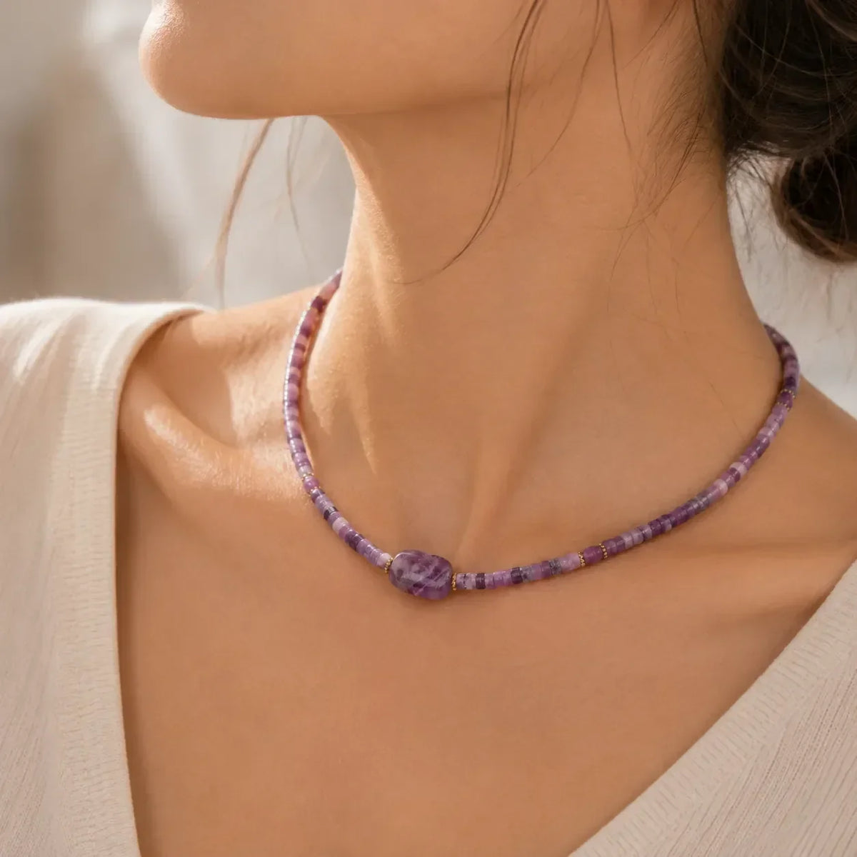 Colar Curto de Contas em Tons de Roxo