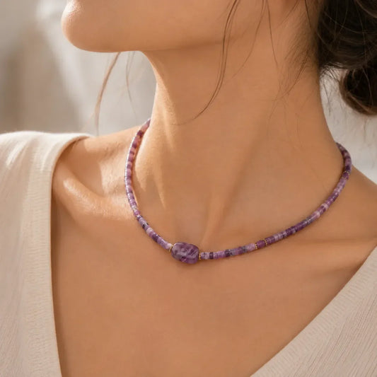 Colar Curto de Contas em Tons de Roxo