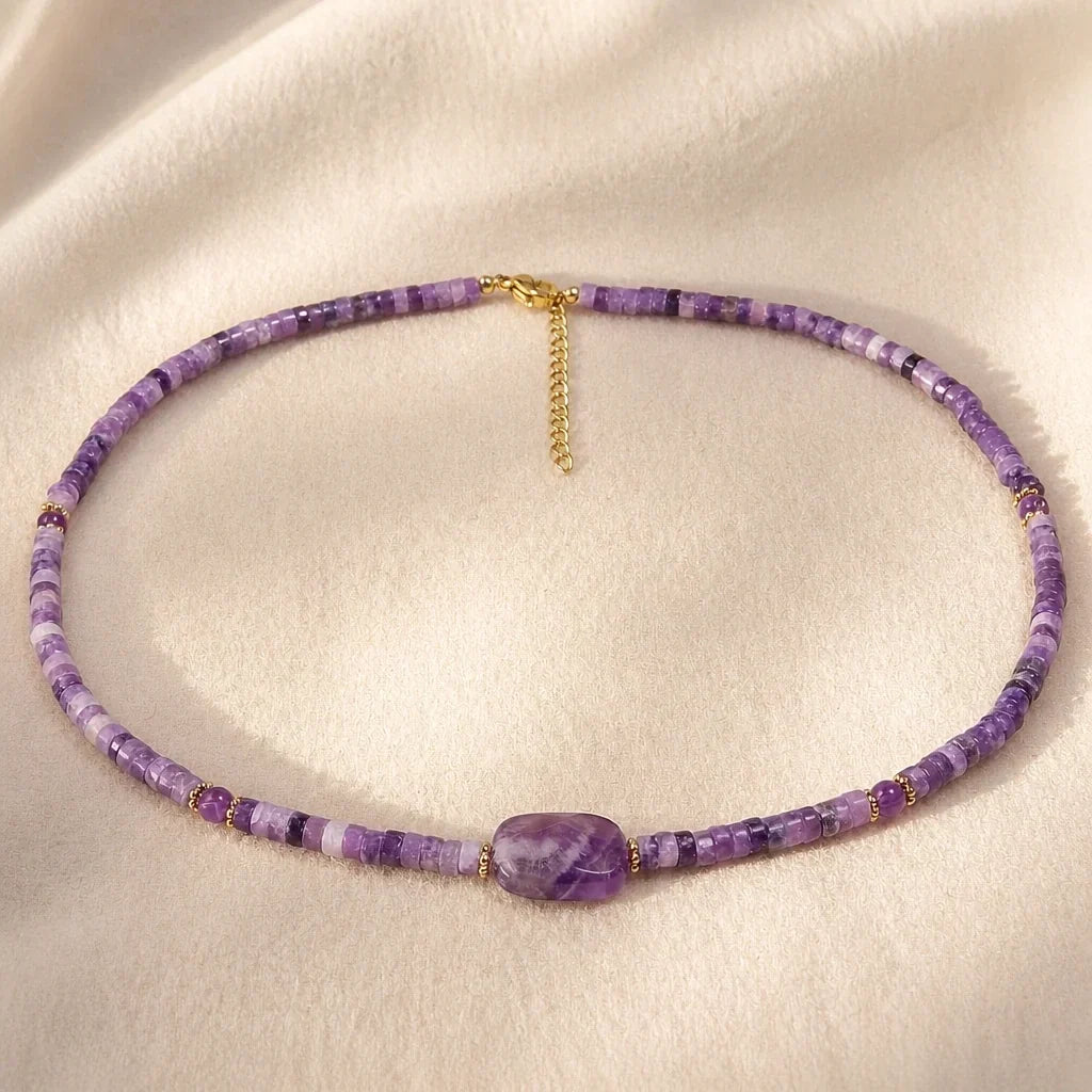 Colar Curto de Contas em Tons de Roxo