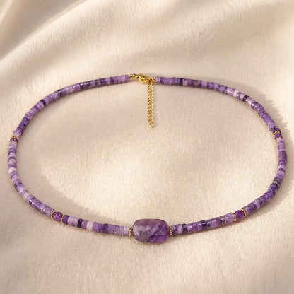 Colar Curto de Contas em Tons de Roxo