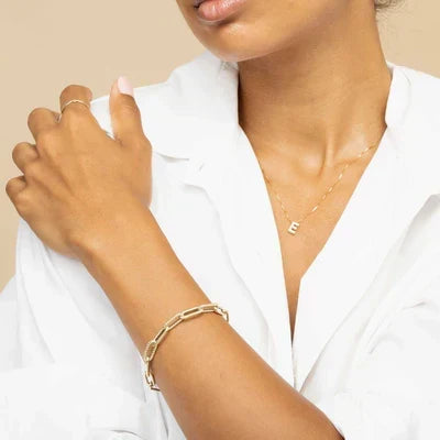 Colar Letra em Prateado ou Dourado