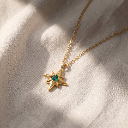 Colar Estrela de Oito Pontas com Pedra Verde