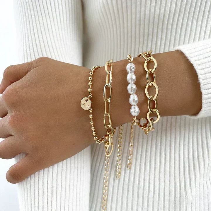 Conjunto Quatro Pulseiras de Elos com Medalha e Pérolas