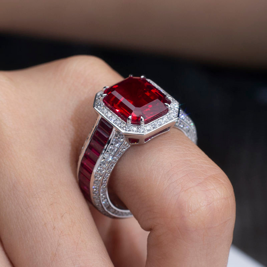 Anel Octogonal Vermelho com Baguetes