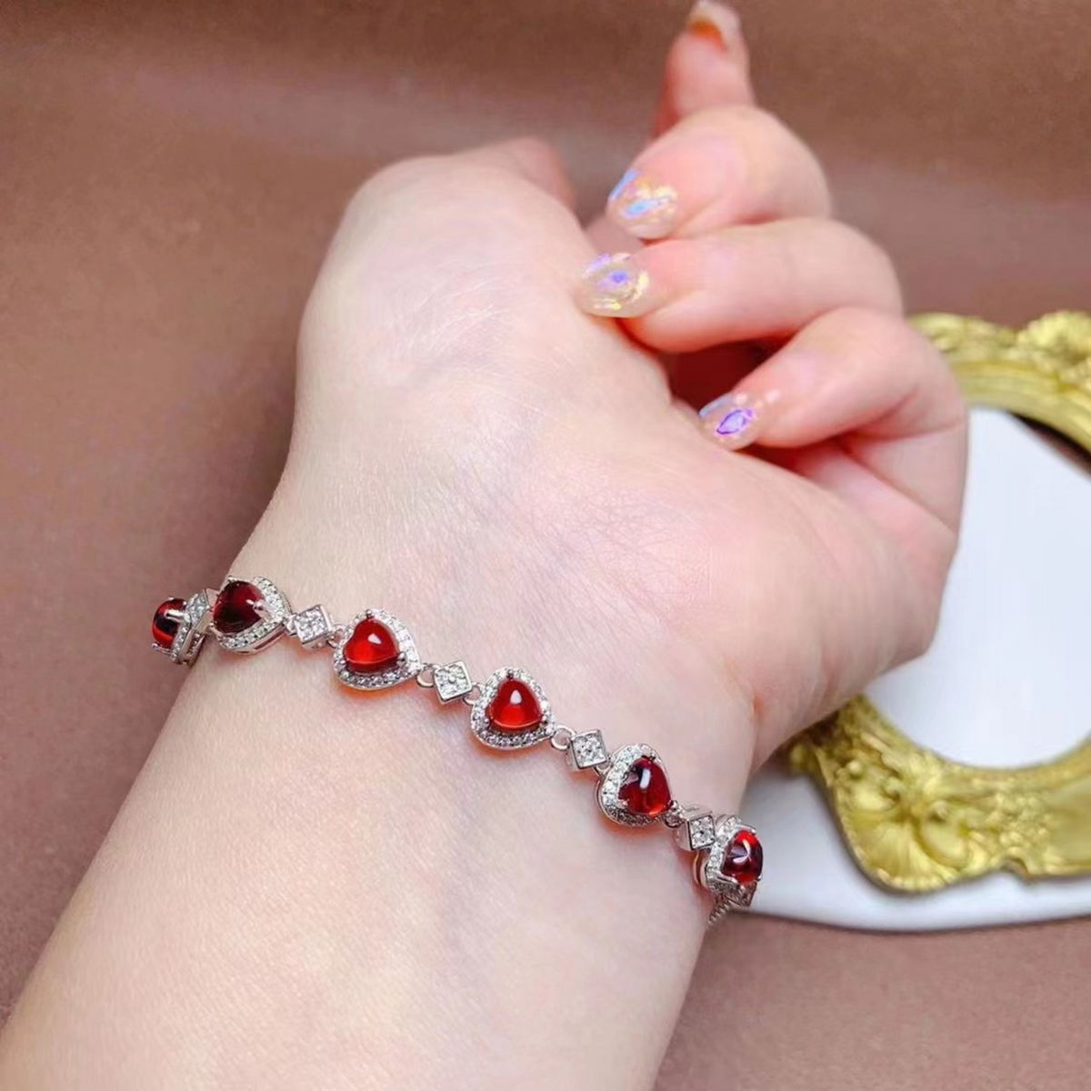 Pulseira Corações Vermelho-Escuros e Quadrados de Pedrinhas