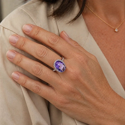 Anel Oval Roxo Rodeado de Pedrinhas