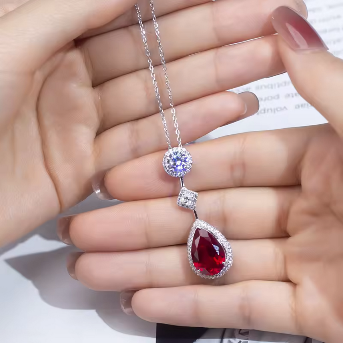 Colar Três Pedras com Gota Vermelha
