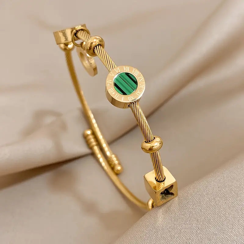 Pulseira Rígida de Cabo com Berloques e Pedra Verde