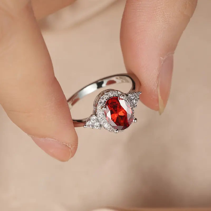 Anel Oval Vermelho com Orla e Triângulos de Pedrinhas